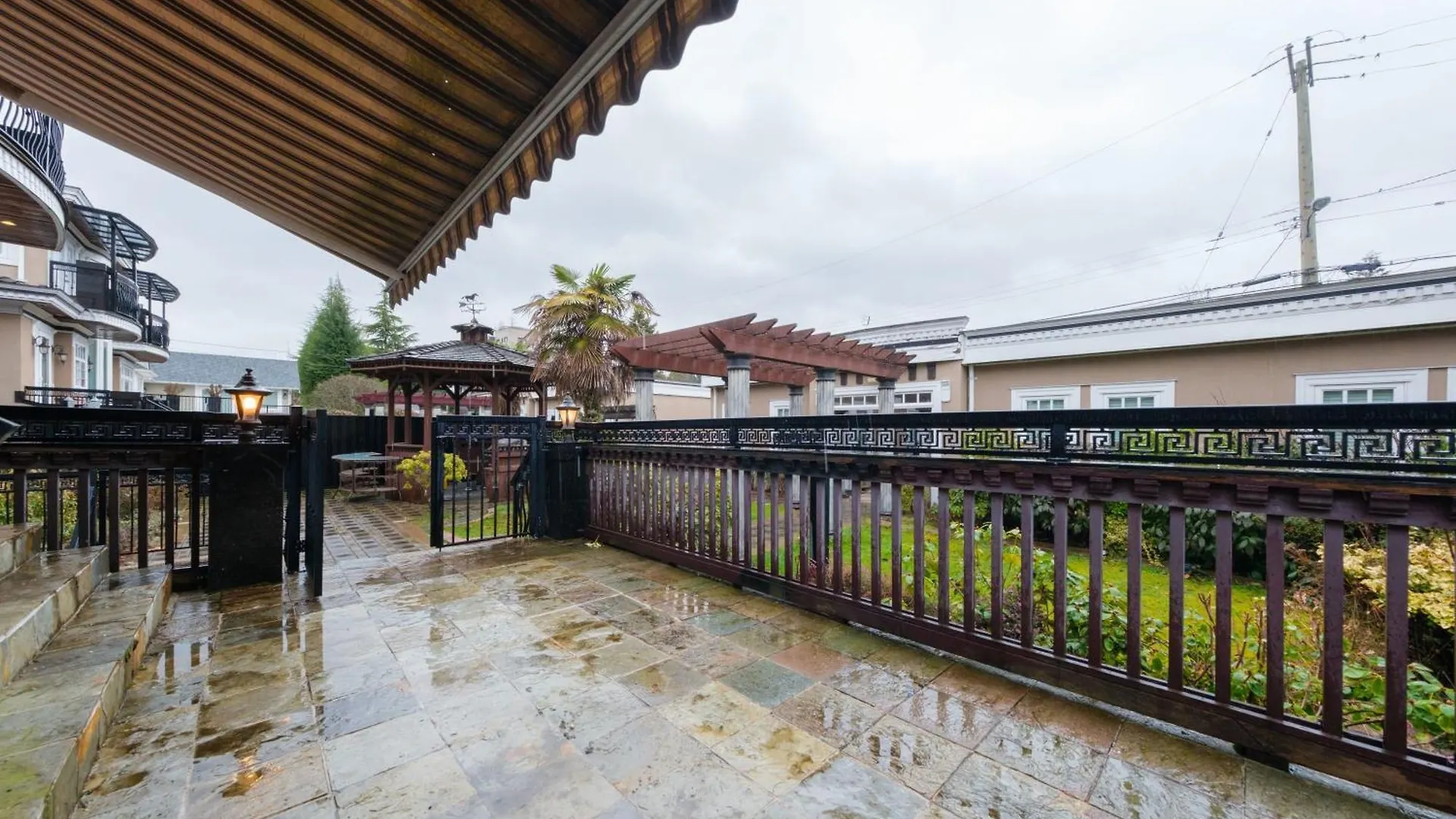 Deluxe Double Room With Private Washroom In Family Villa Vancouver